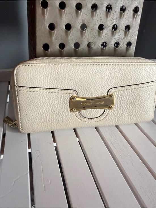 Michael Kors Handbags - Michael Kors Women's Cream Zip Around Pebbled Leather Large Wallet EUC